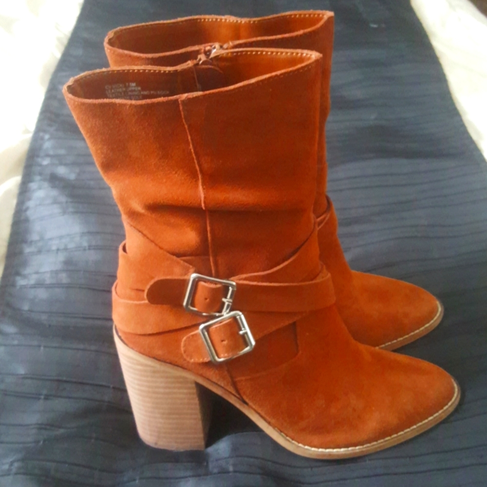 NWOT Chelsea & Violet Midcalf Boots